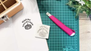 消しゴムはんこなどの制作道具を並べ、ハンドメイドスタンプ作りを楽しむ様子を表現したイメージ。