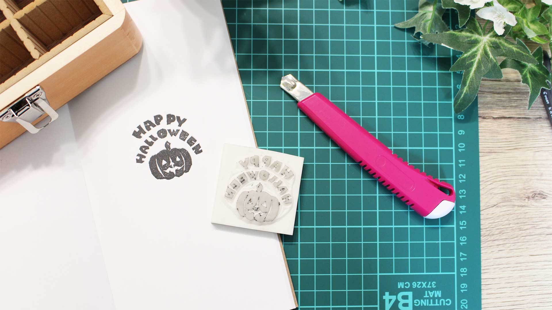 消しゴムはんこなどの制作道具を並べ、ハンドメイドスタンプ作りを楽しむ様子を表現したイメージ。