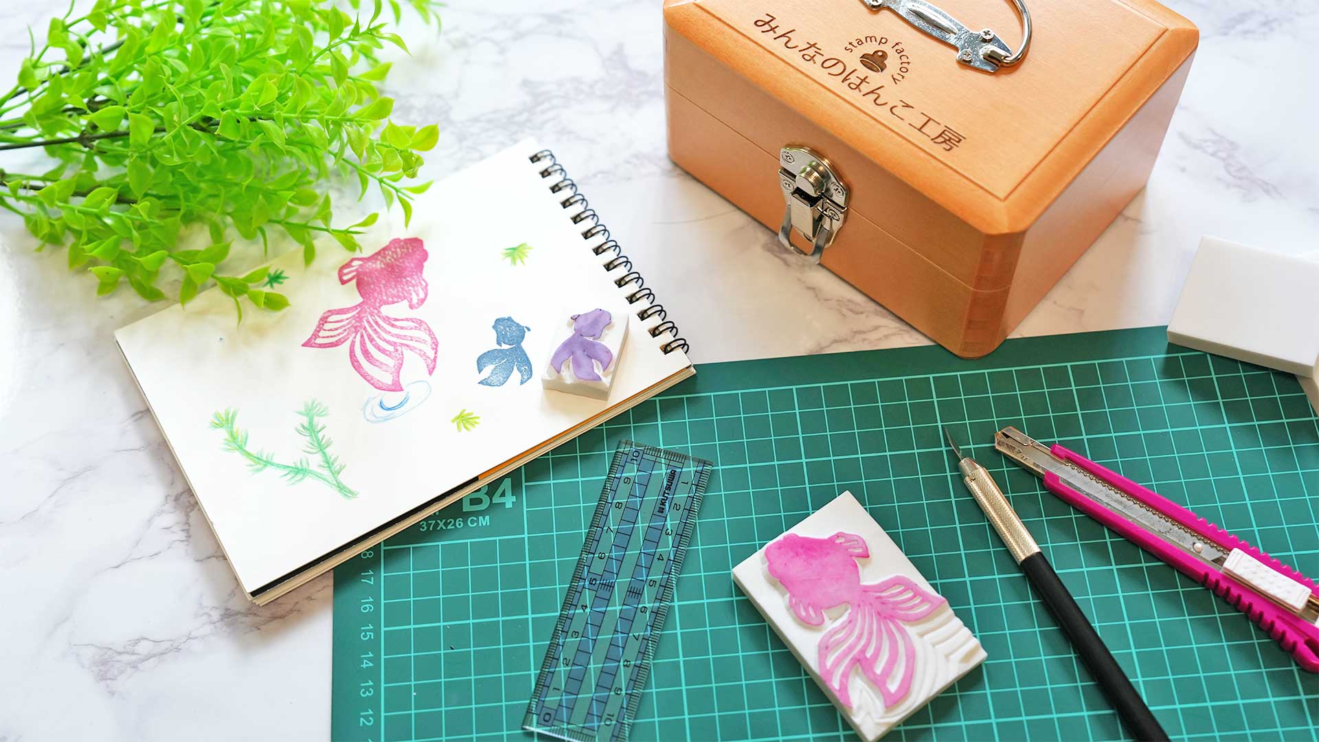 自宅でオリジナルスタンプを制作しながら販売準備を進めるハンドメイド作家の作業風景を表現した画像。