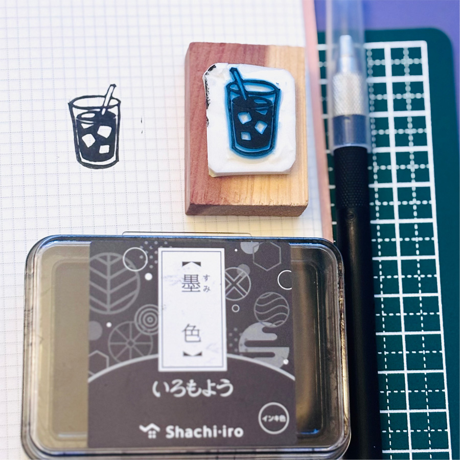 手作りの消しゴムはんことスタンプ台が作業台に置いてあるイメージ