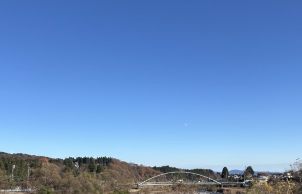のどかな山や川、晴天の空
