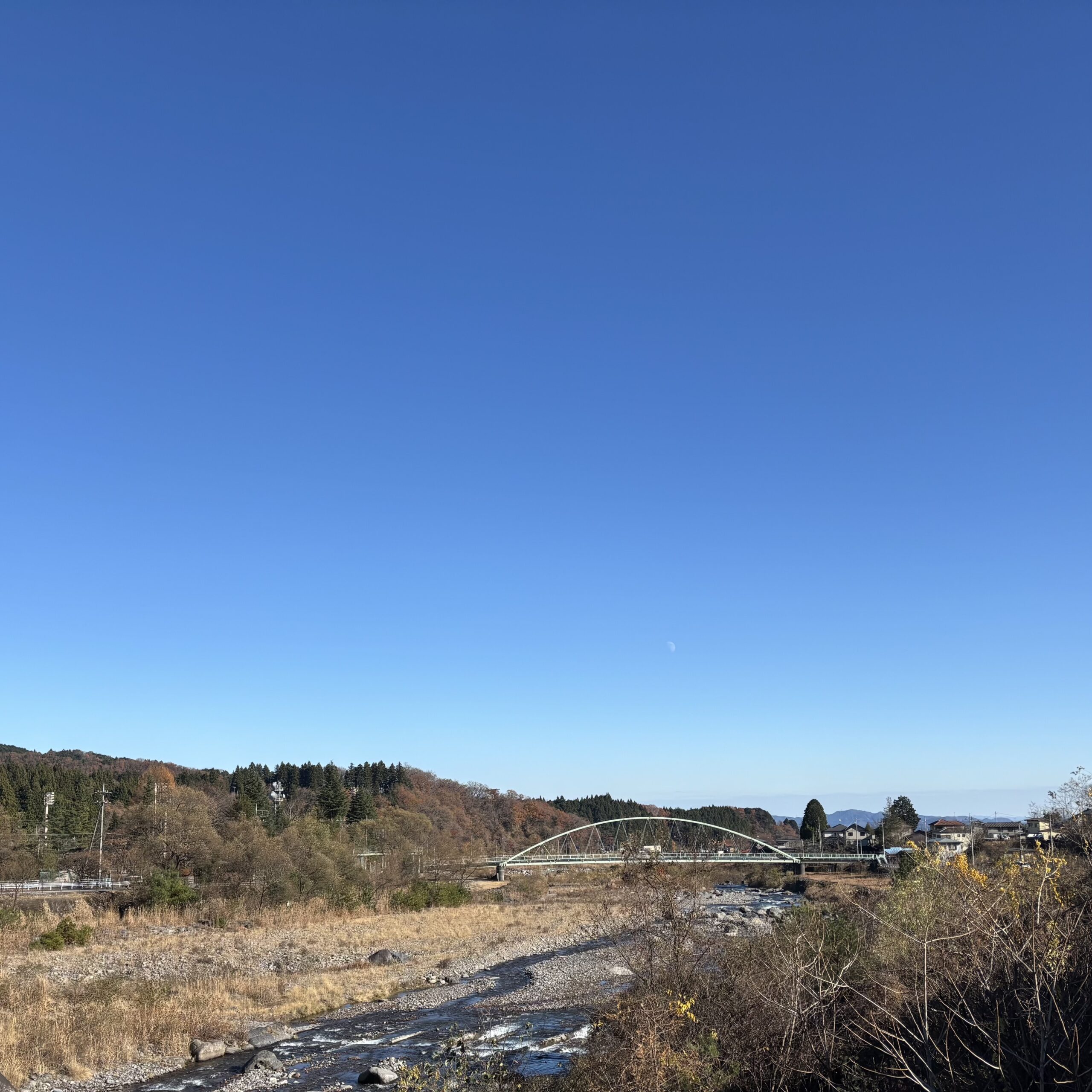 のどかな山や川、晴天の空