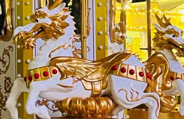 メリーゴーランドのキリンが写っている写真