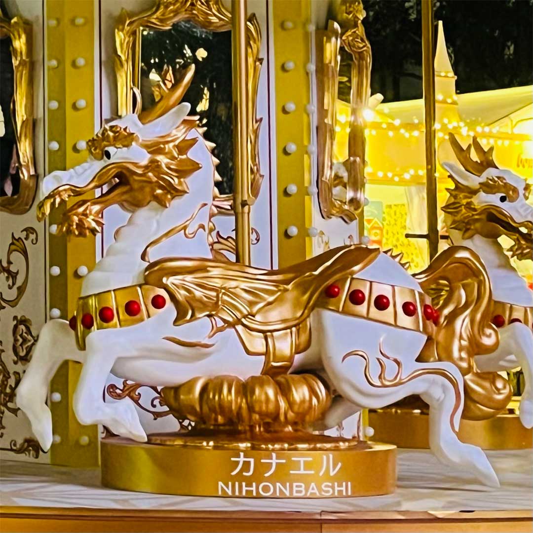 メリーゴーランドのキリンが写っている写真
