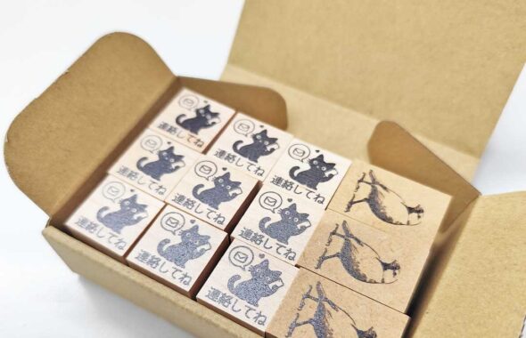 名刺用のダンボール箱にちょうど良く収納されているスタンプの画像