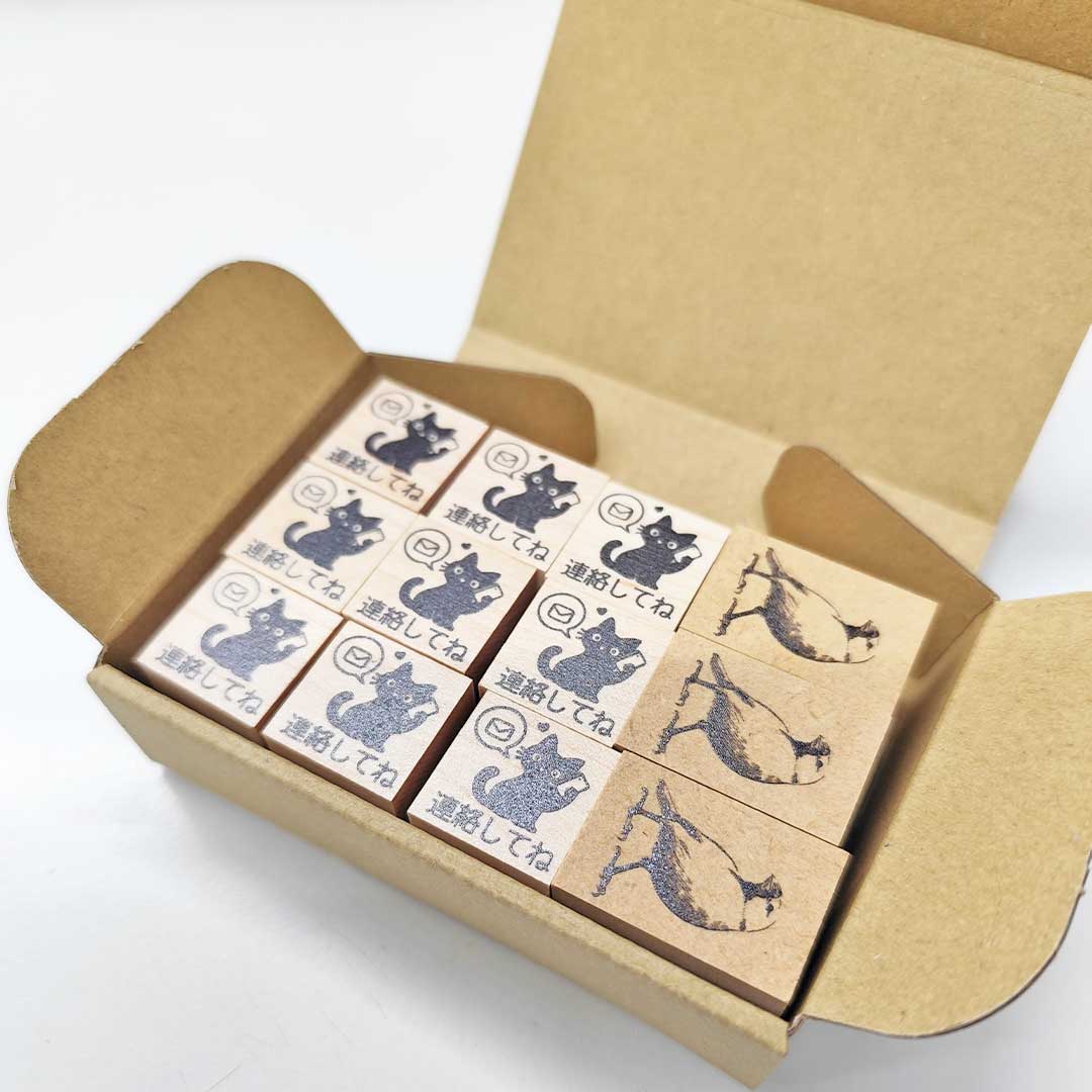 名刺用のダンボール箱にちょうど良く収納されているスタンプの画像