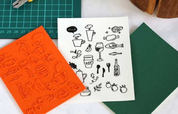 ラバーシート＋両面シール＋背見出し用のシールが付いた商品がテーブルの上に置いてある画像