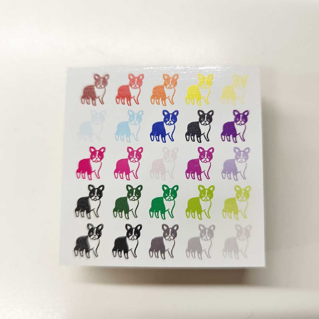 MDFの白箔素材の背見出しに様々な色で印刷をしている様子