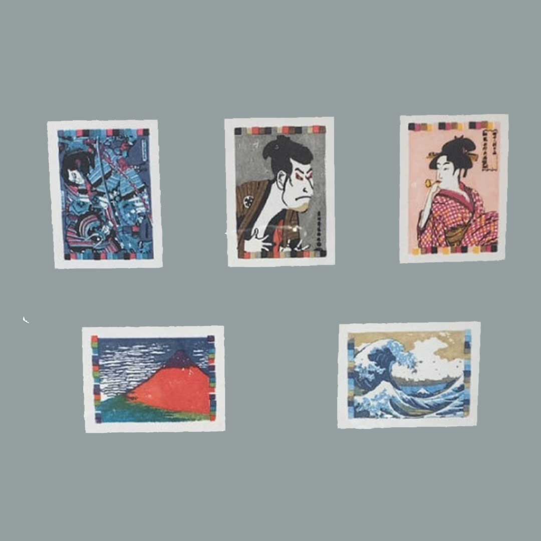 完成品の版画スタンプが飾られている様子